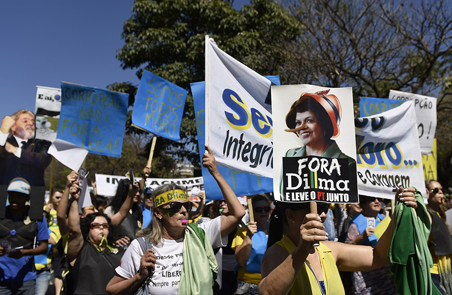 Protesto contra o governo na Praça da Liberdade em Belo Horizonte MG