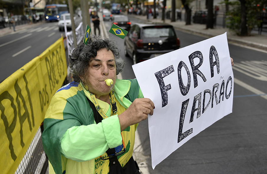 Protesto contra o governo no Chevrolet Hall em Belo Horizonte MG