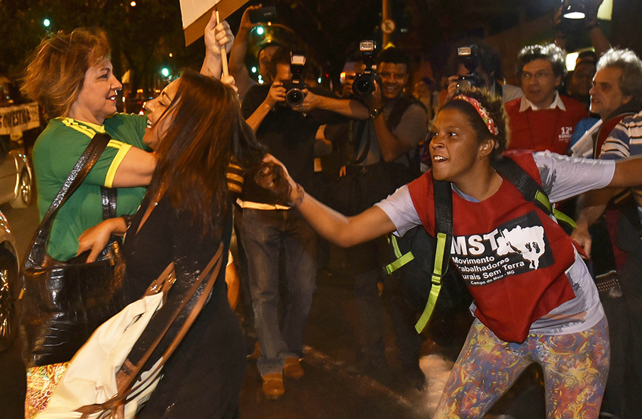 Manifestantes pró e contra o governo brigam em Belo Horizonte MG
