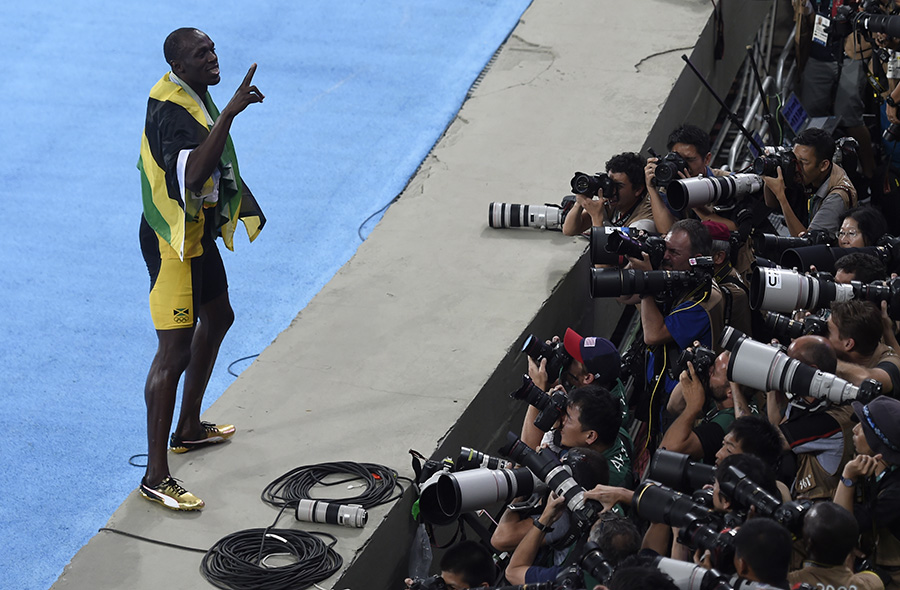 Usain Bolt posa para os fotógrafos no Engenhão, Rio de Janeiro (RJ)