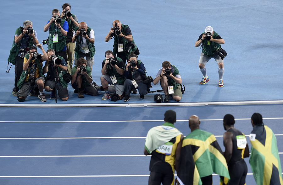 Equipe jamaicana posa para foto após ouro no revezamento 4x100m masculino, Rio de Janeiro (RJ)