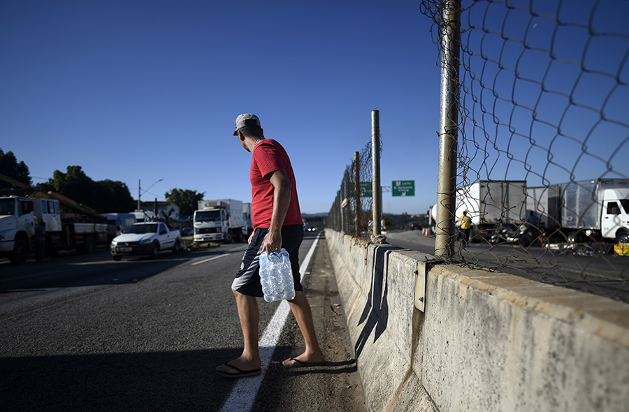 Greve dos caminhoneiros na MG050, Juatuba (MG)