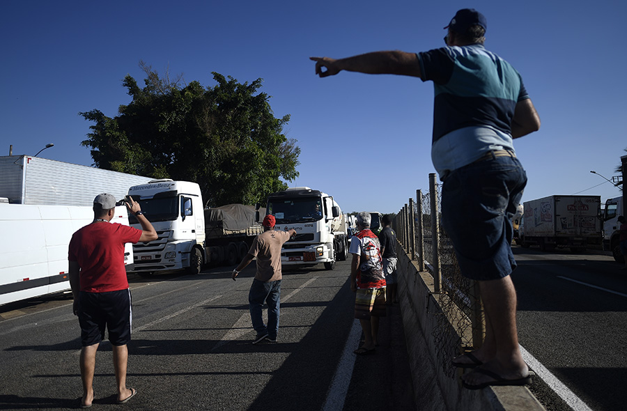 Greve dos caminhoneiros na MG050, Juatuba (MG)