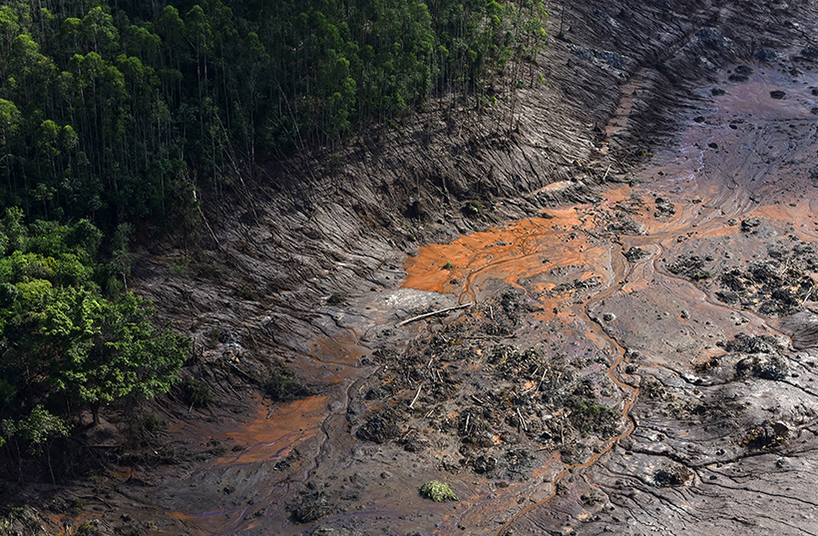 Rastro de destruição causado pelo rompimento da Barragem de Fundão em Bento Rodrigues, Mariana (MG)