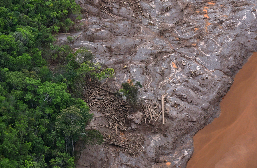 Rastro de destruição causado pelo rompimento da Barragem de Fundão em Bento Rodrigues, Mariana (MG)